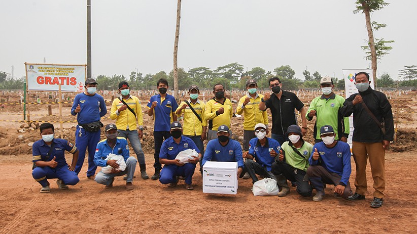 MNC Peduli Salurkan Paket Sembako untuk Petugas Pemakaman Covid-19 di TPU Rorotan - Bagian 2