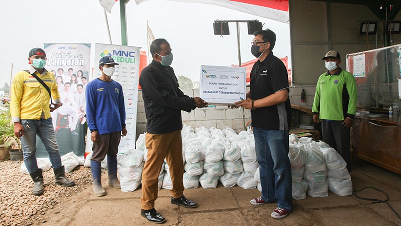 MNC Peduli Salurkan Paket Sembako untuk Petugas Pemakaman Covid-19 di TPU Rorotan - Bagian 1