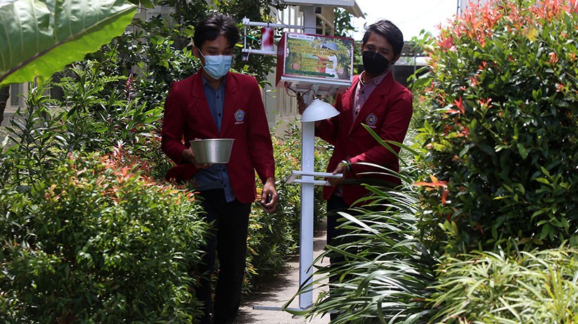 Mahasiswa UMSurabaya Ciptakan Alat Pengusir Hama Terkoneksi Smartphone - Bagian 3