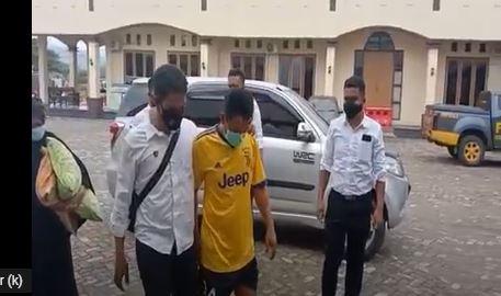 title Kesal Diminta Cerai, Suami di Kolaka Utara Tusuk Istri Hingga Tewas Lalu Coba Bunuh Diri Kesal Diminta Cerai, Suami di Kolaka Utara Tusuk Istri Hingga Tewas Lalu Coba Bunuh Diri