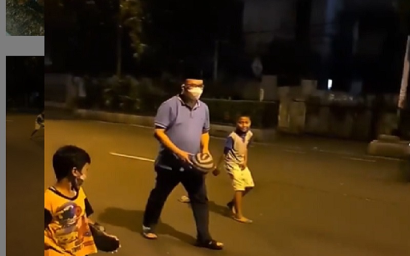 Pakai Masker, Bupati Banyumas Main Sepak Bola Bareng Anak Kecil di Jalanan