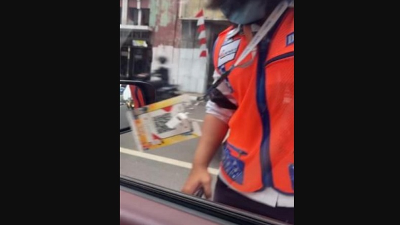 Viral, Jukir Dishub dan Pengendara Mobil Ribut di Medan