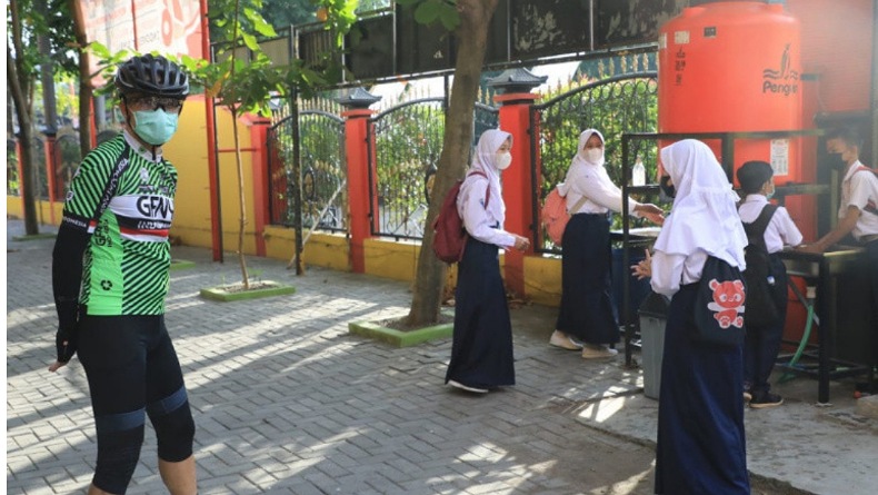 Cek Prokes Sekolah Tatap Muka, Ganjar Soroti Anak-Anak Belum Biasa Antre Cuci Tangan