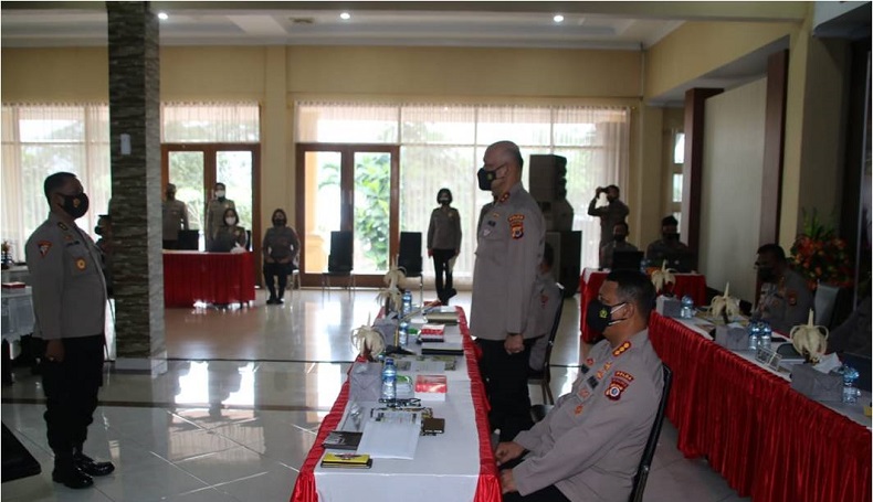 Pimpin Rapat Evaluasi Covid-19, Kapolda Maluku: Ini Tanggung Jawab Kita Bersama      