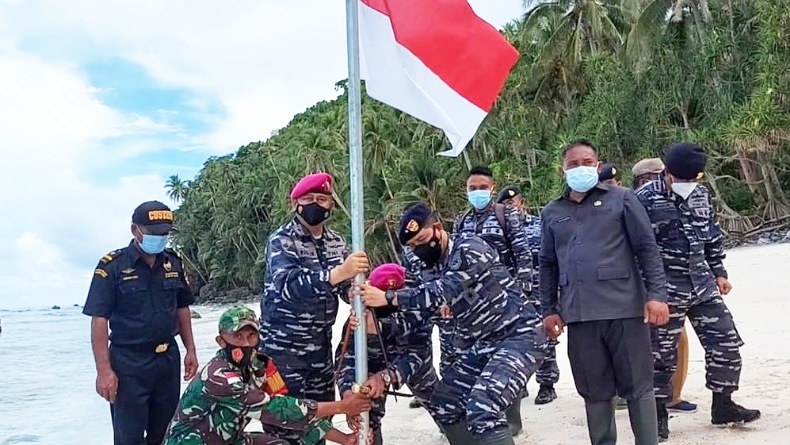 Tancapkan Bendera Merah Putih di Miangas, Danlantamal VIII: Ini Wilayah NKRI
