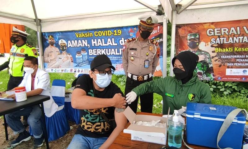 Penyekatan di Karanganyar Tanpa Putar Balik, Polisi Giring Pengendara untuk Divaksin