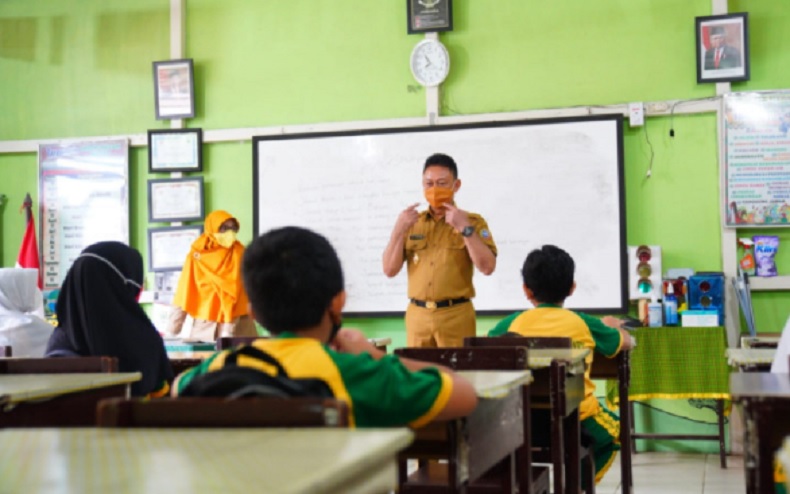 Edi Rusdi Kamtono Pantau Langsung Belajar Tatap Muka di Kota Pontianak