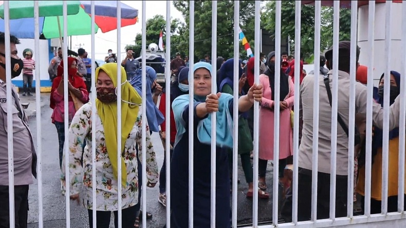 title Istri Nelayan di Ternate Blokade Jalan, Protes Kelangkaan BBM Istri Nelayan di Ternate Blokade Jalan, Protes Kelangkaan BBM