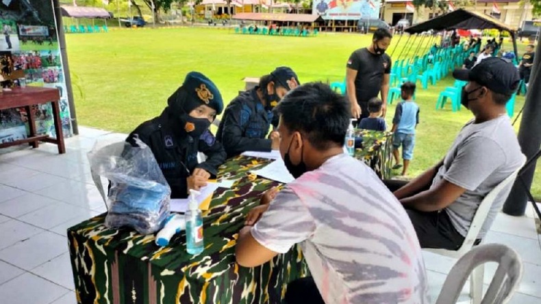 Ratusan Warga Ikut Vaksinasi Massal di Brimob Gorontalo 