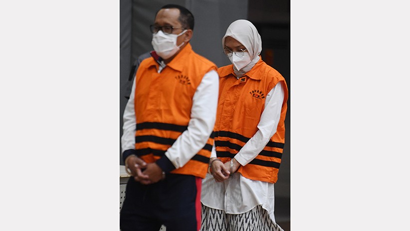 Potret Bupati Probolinggo dan Suami Pakai Borgol-Baju Tahanan KPK Jalan Bersama - Bagian 3