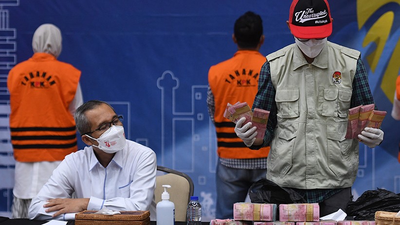 Kronologi OTT KPK di Probolinggo, Endus Setoran Uang dari Camat lalu Tangkap Bupati dan Suami 