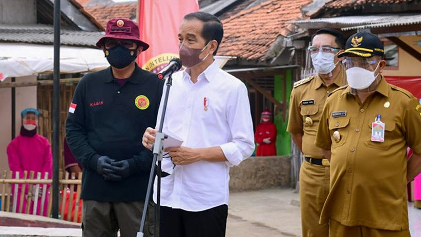 Presiden Jokowi dan Kepala BIN Tinjau Vaksinasi Door to Door di Kuningan - Bagian 4