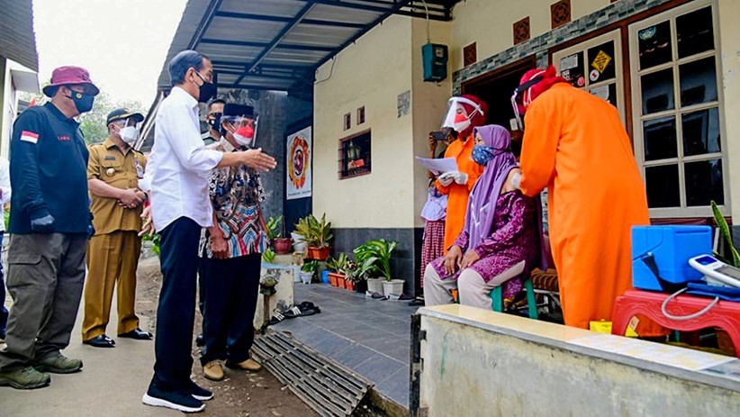 Presiden Jokowi dan Kepala BIN Tinjau Vaksinasi Door to Door di Kuningan - Bagian 1