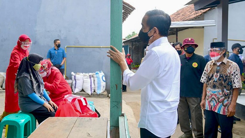 Presiden Jokowi dan Kepala BIN Tinjau Vaksinasi Door to Door di Kuningan - Bagian 2
