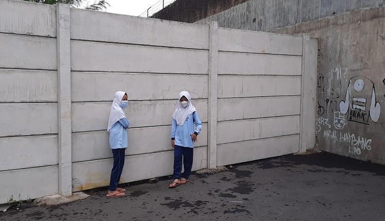 Akses ke Sekolah Dibenteng, Murid SD di Tasikmalaya Terpaksa Gunakan Jalan Belakang