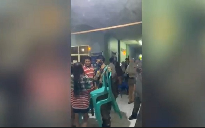 Antre Vaksin sejak Dini Hari, Seorang Ibu Hampir Terinjak di Puskesmas Lawang Kidul 