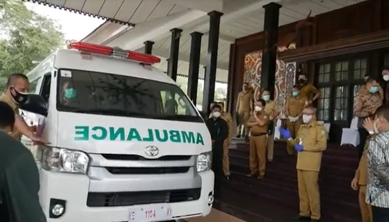 Kumpulkan 14 Kepala Daerah, Gubernur Kalbar Serahkan Bantuan Ambulans