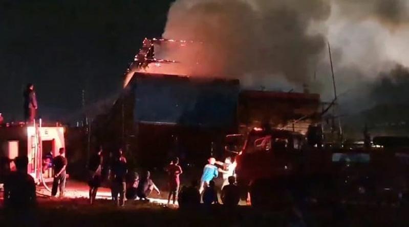 Kapal Nelayan di Pelabuhan Juwana Pati Terbakar, Diduga akibat Percikan Api saat Pengelasan