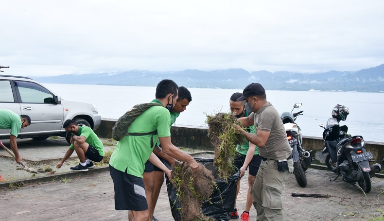 TNI AD Bersih-Bersih Pantai Ambon