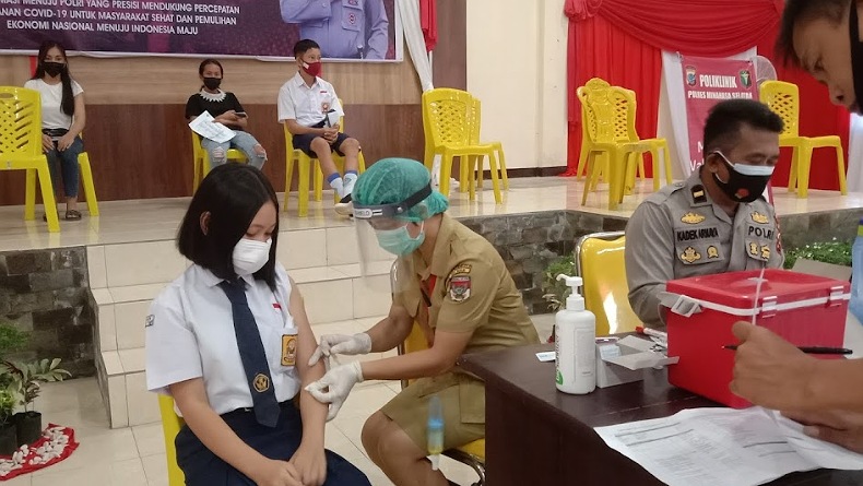 Ratusan Pelajar Ikut Vaksinasi Covid-19 di Polres Minahasa Selatan