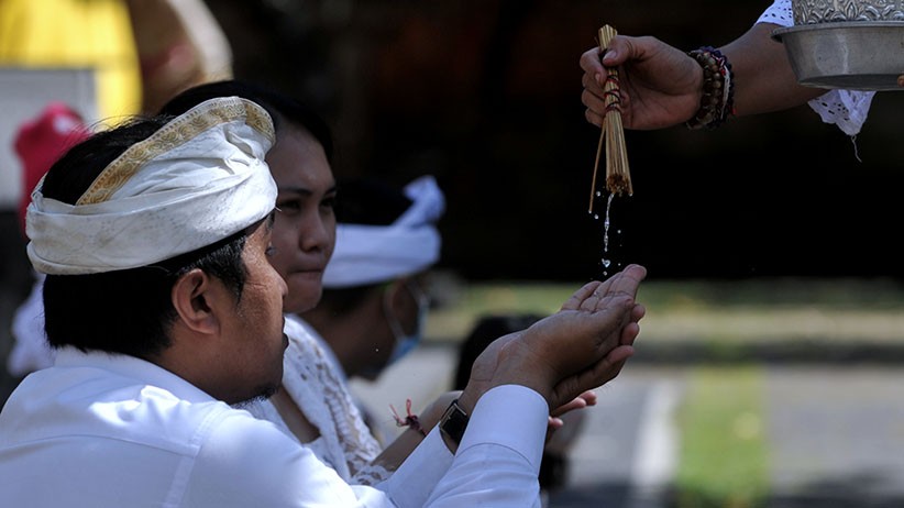 Umat Hindu Bali Sembahyang Hari Pagerwesi dengan Prokes Ketat - Bagian 2