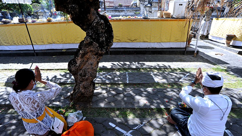 Umat Hindu Bali Sembahyang Hari Pagerwesi dengan Prokes Ketat - Bagian 3