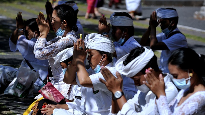 Umat Hindu Bali Sembahyang Hari Pagerwesi dengan Prokes Ketat - Bagian 1