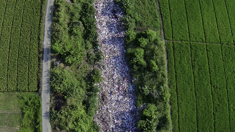 Penampakan Lautan Sampah Tutupi Aliran Kali di Tambun Bekasi - Bagian 2