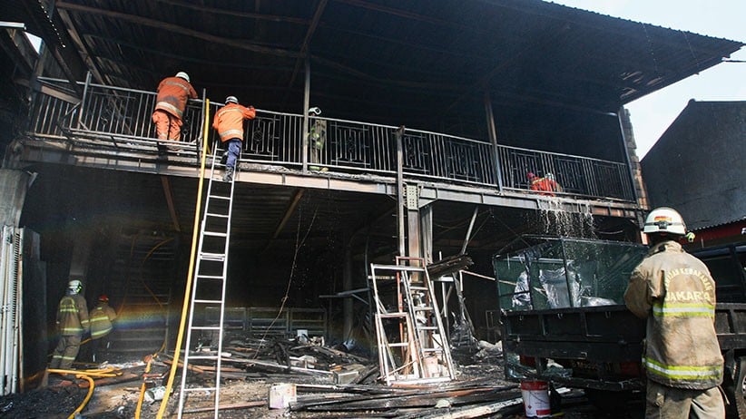 Gudang Kayu Terbakar di Cipayung, 16 Mobil Pemadam Dikerahkan - Bagian 2