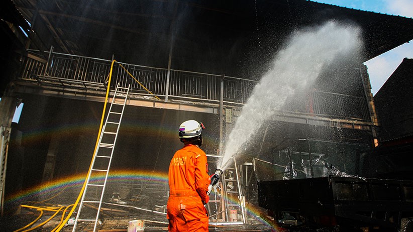 Gudang Kayu Terbakar di Cipayung, 16 Mobil Pemadam Dikerahkan - Bagian 1