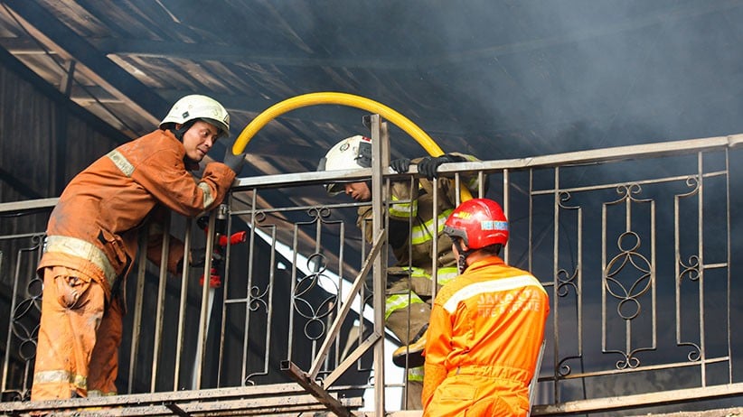 Gudang Kayu Terbakar di Cipayung, 16 Mobil Pemadam Dikerahkan - Bagian 3