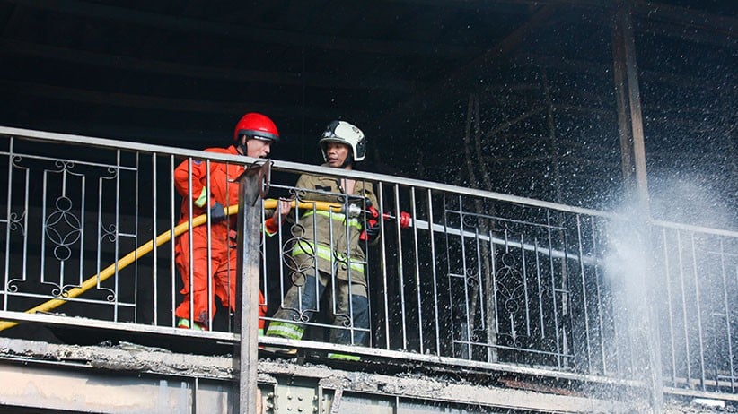 Gudang Kayu Terbakar di Cipayung, 16 Mobil Pemadam Dikerahkan - Bagian 4