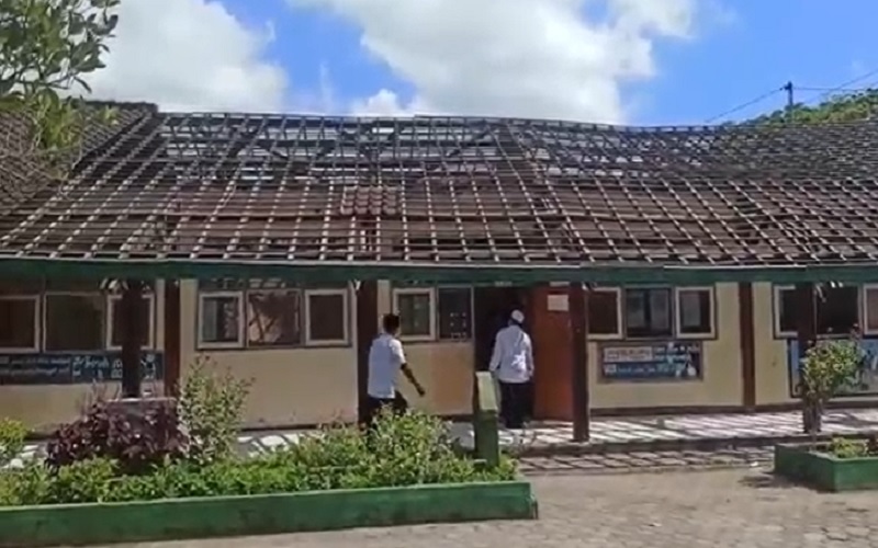 Atap Sekolah Ambruk, Siswa Ini Belajar di Teras Kantin