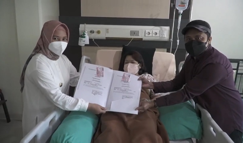 title Ibu di Mojokerto Lahirkan 3 Bayi Kembar, Wali Kota Beri Hadiah Akta Ibu di Mojokerto Lahirkan 3 Bayi Kembar, Wali Kota Beri Hadiah Akta
