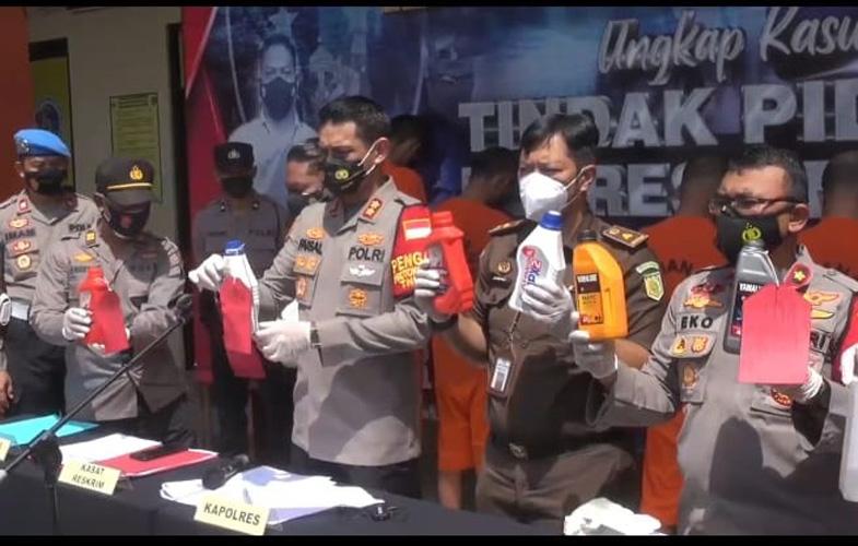 Polisi Gerebek Gudang Pengemasan Oli Palsu di Brebes, 3 Pengedar Ditangkap