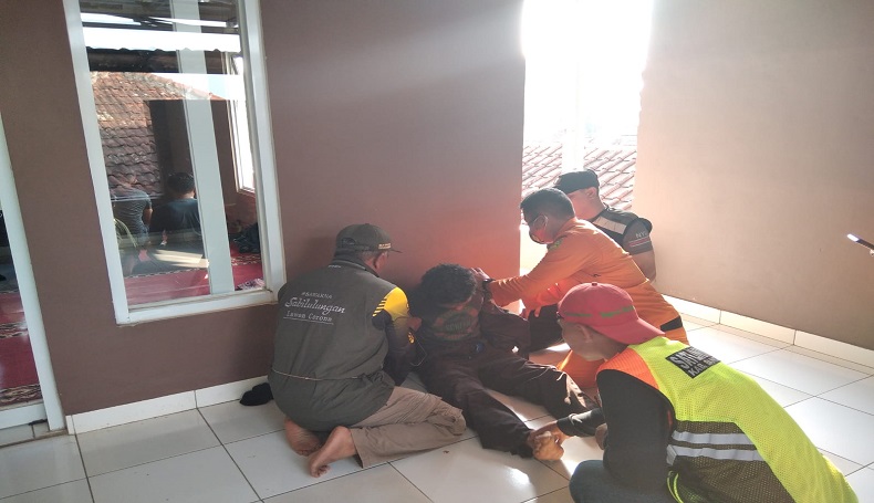 title 4 Hari Hilang di Gunung Rakutak Bandung, Survivor Ditemukan dalam Keadaan Lemas 4 Hari Hilang di Gunung Rakutak Bandung, Survivor Ditemukan dalam Keadaan Lemas