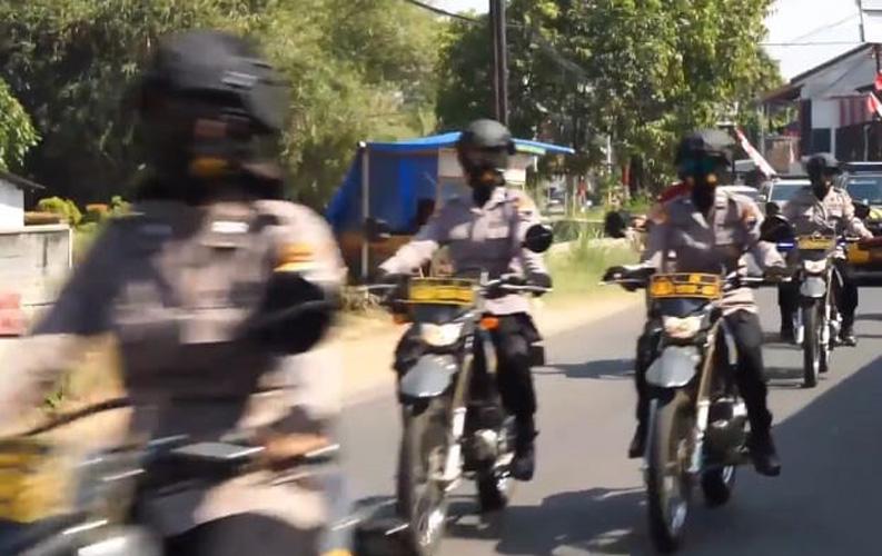 Keren, Begini Aksi Polwan Cantik Naik Motor Trail Susuri Pelosok Desa demi Vaksinasi Lansia