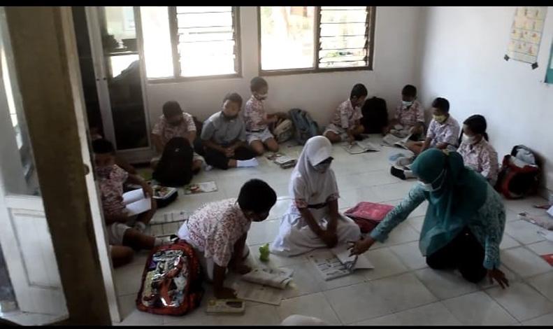 Potret Memprihatinkan Siswa SD di Kudus Ikuti PTM di Musala akibat Atap Kelas Ambruk