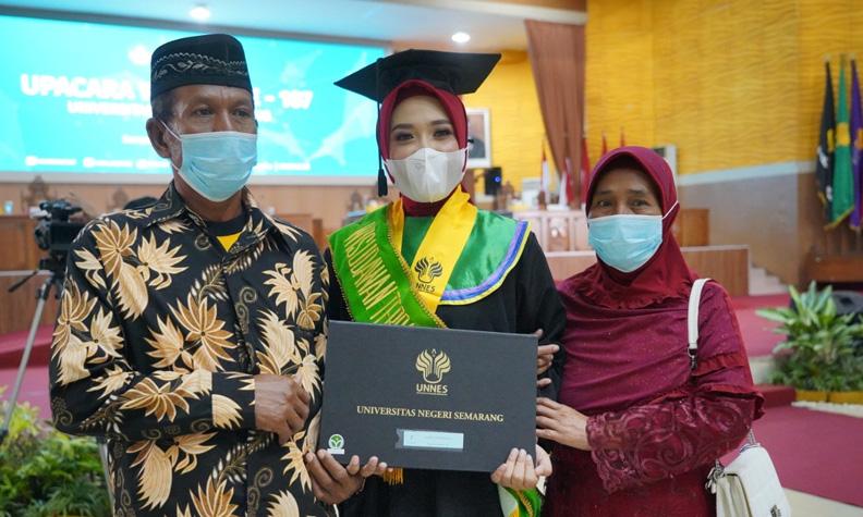 Hebat, Mahasiswi Cantik Anak Sopir Truk Ini Jadi Wisudawan Terbaik dengan Predikat Cumlaude 