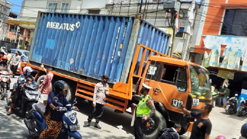 Truk Kontainer Tabrak Pengendara Motor Dalam Kecelakaan Beruntun, 1 ...