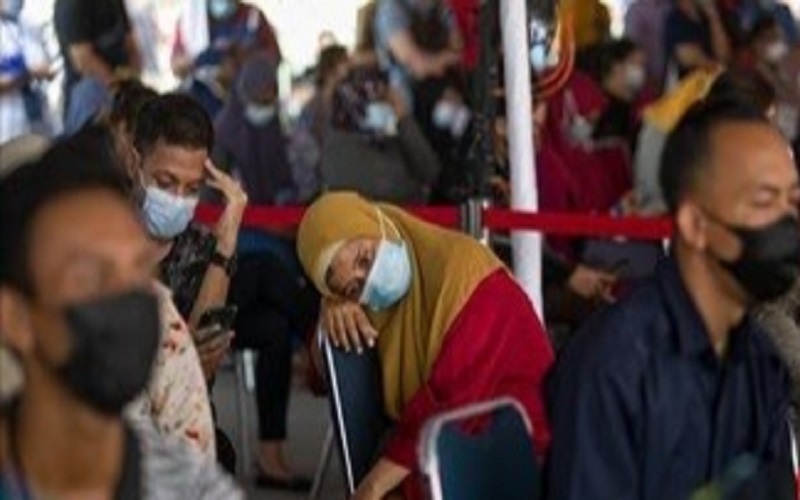 Cerita Warga Muara Enim yang Harus Berdesakan Dalam Antrean Vaksin 