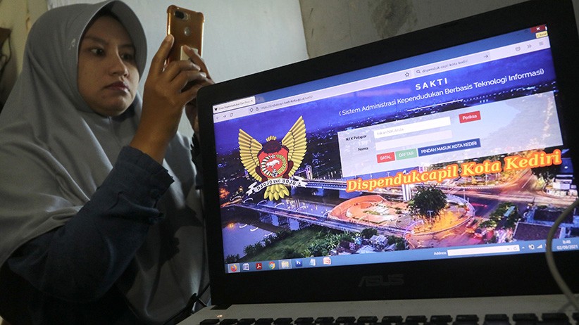 Masyarakat Kota Kediri Manfaatkan Aplikasi Sakti Urus Administrasi Kependudukan - Bagian 2