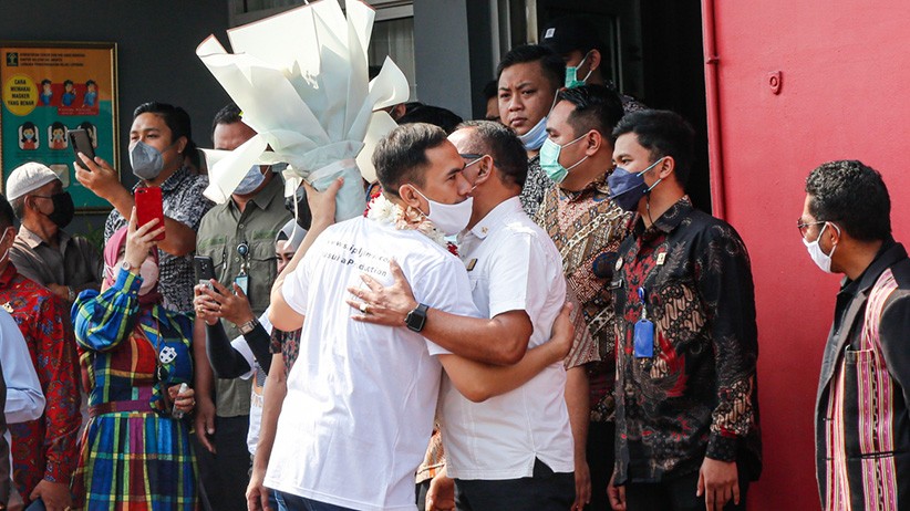 Saipul Jamil Bebas, Diarak Pakai Mobil Mewah Sambil Melambaikan Tangan - Bagian 5