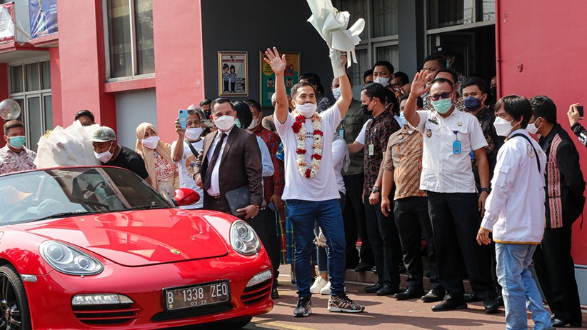 Saipul Jamil Bebas, Diarak Pakai Mobil Mewah Sambil Melambaikan Tangan - Bagian 3