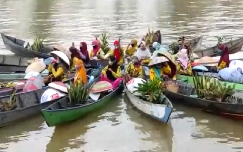 Tinjau Lokasi Wisata, Sandiaga Uno Disambut Acil-Acil Pasar Terapung