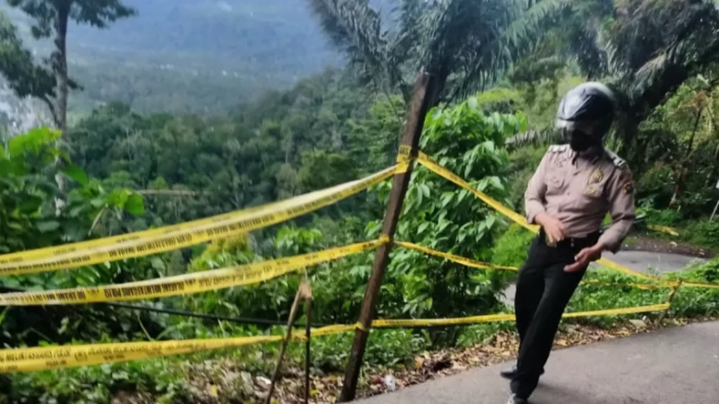 Jalan di Kelok 44 Retak, Polres Agam Pasang Garis Polisi