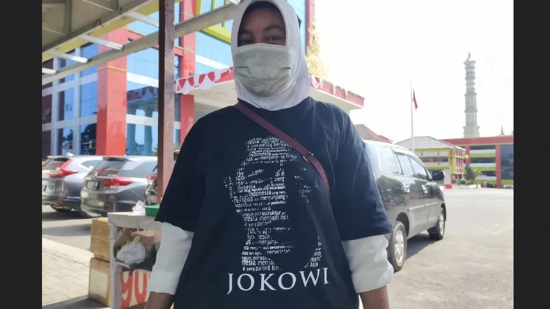 Senangnya Pedagang di Bandarlampung Dapat Kaos dari Presiden Jokowi