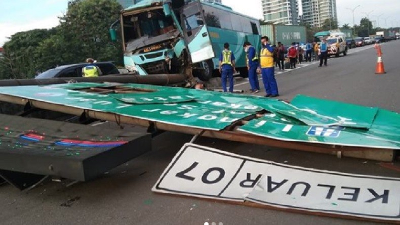 Kecelakaan Bus Tabrak Tiang Rambu Di Tol Meruya, Dua Korban Masih ...