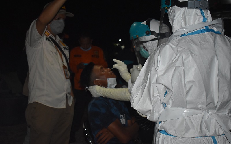 Asyik Nongkrong di Warung, Pelanggar Prokes Dapat Hadiah Tes PCR Covid-19