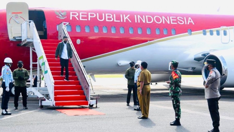 Berjaket Hitam, Presiden Jokowi Tiba di Bandara Radin Inten II Lampung
